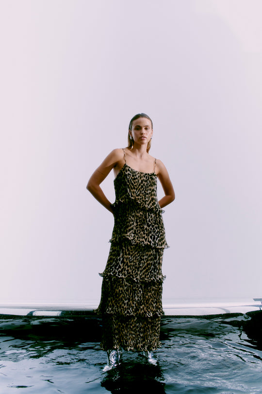 CMKIRA – PLISSIERTES KLEID MIT RÜSCHEN IN LEOPARD