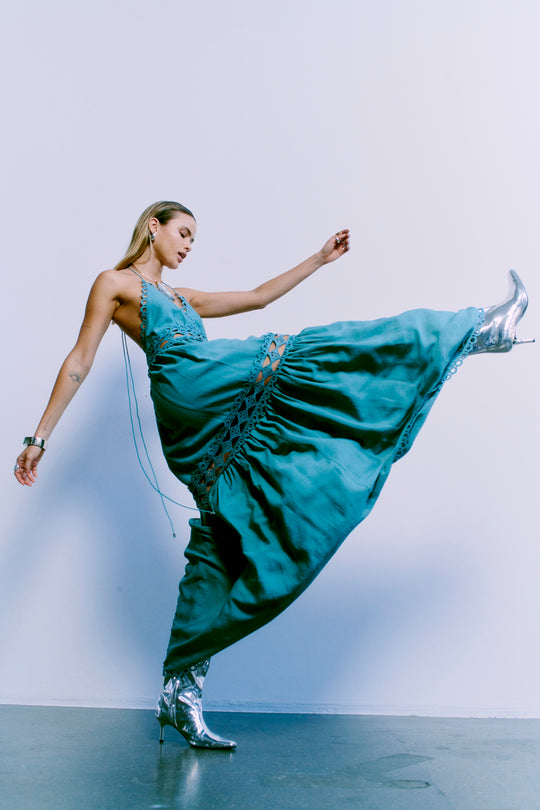 CMASLEAH – KLEID MIT CUT-AND-SEW-SPITZE IN BLAU