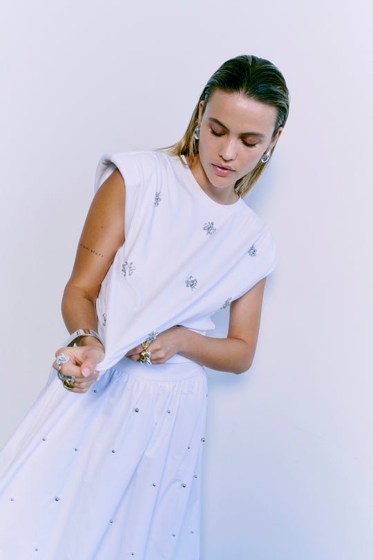 CMMUSE – T-SHIRT MIT STRASSSTEINEN IN WEISS