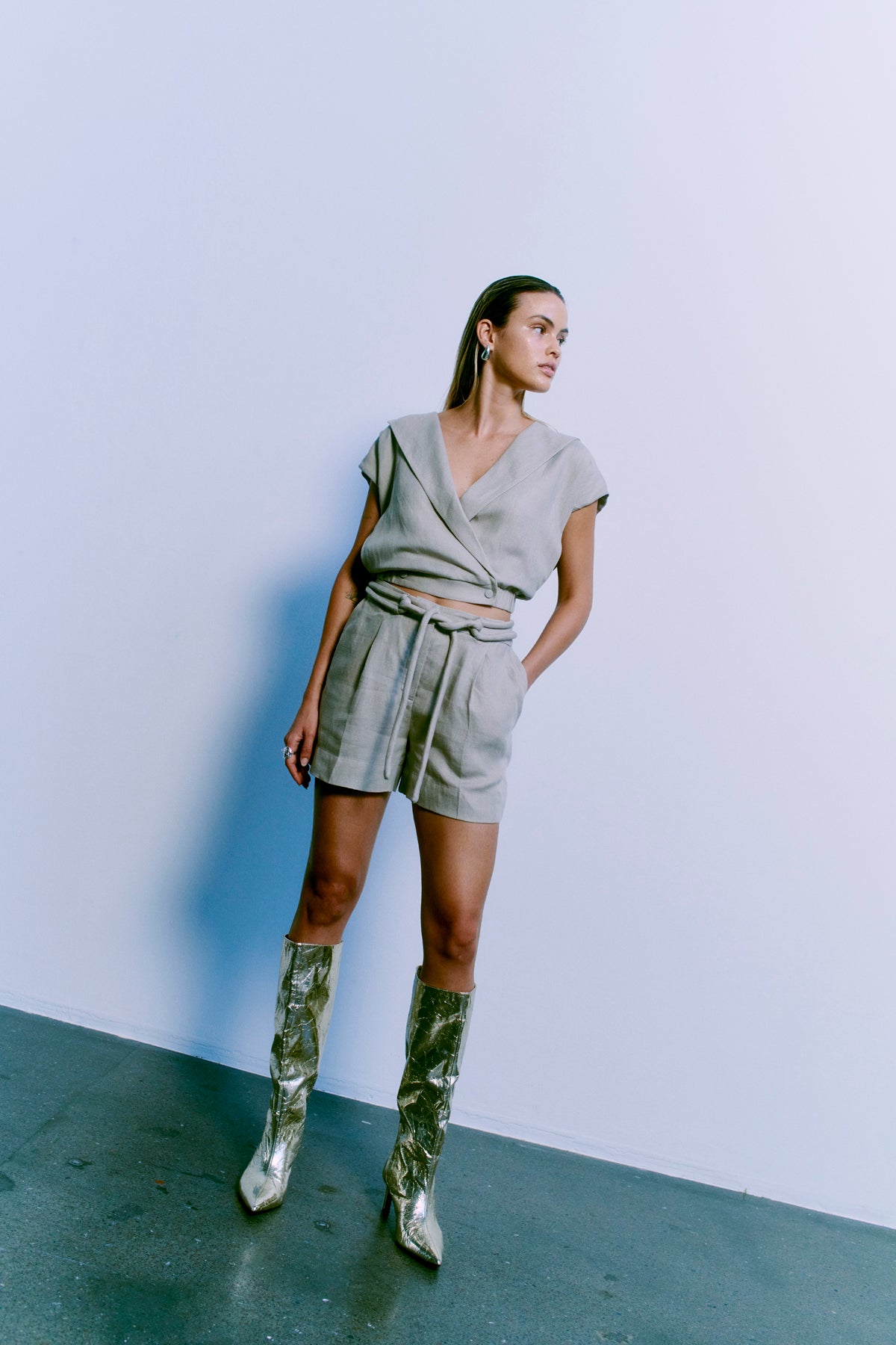 CMNATULI – WESTE MIT ELASTISCHEM SAUM IN BEIGE