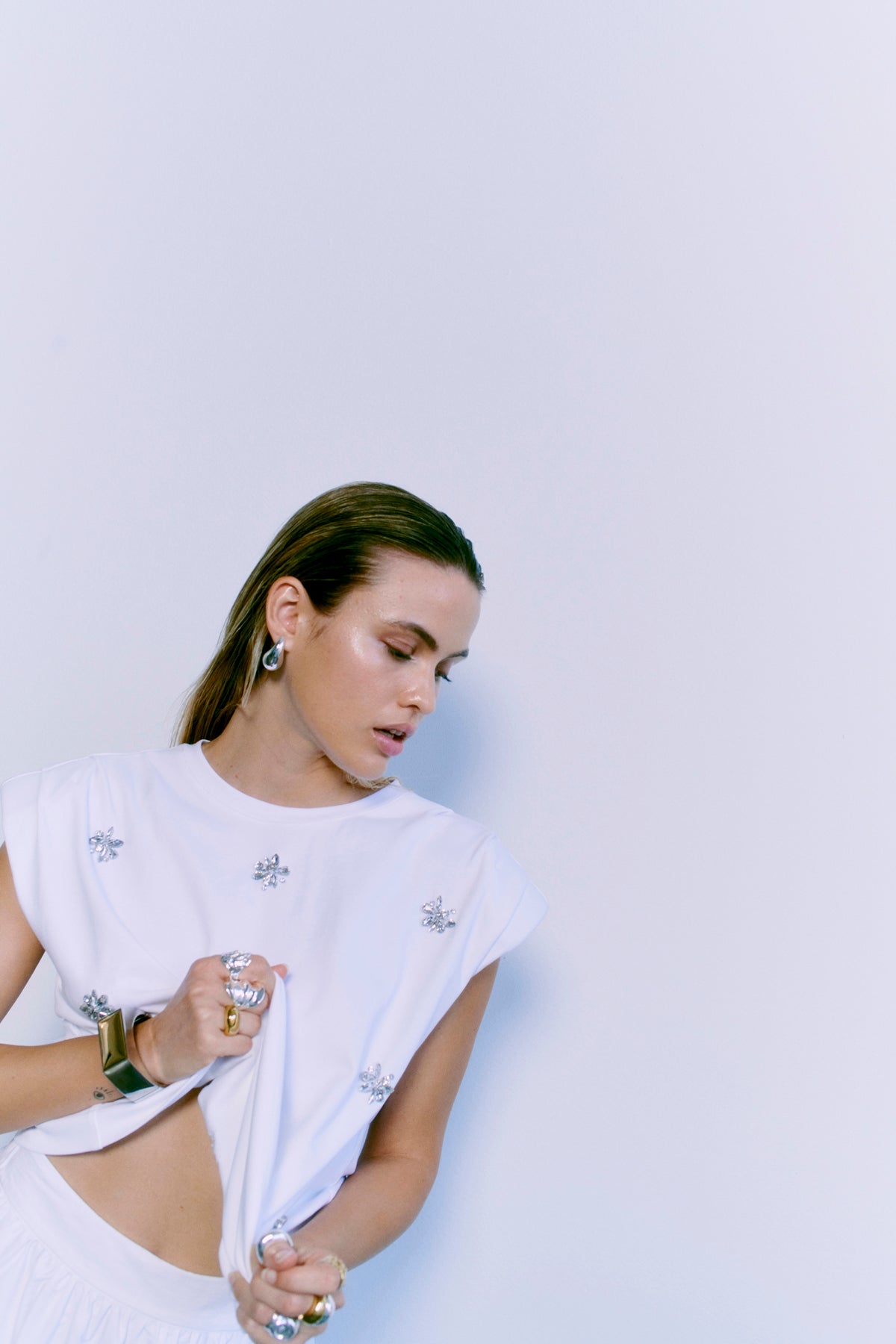 CMMUSE – T-SHIRT MIT STRASSSTEINEN IN WEISS