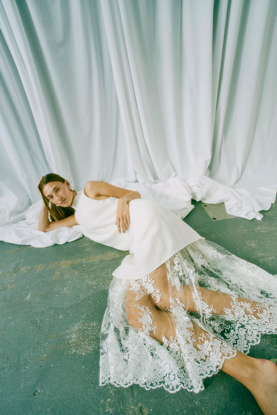 CMTENLEY – KLEID MIT SPITZENROCK IN WOLLWEISS