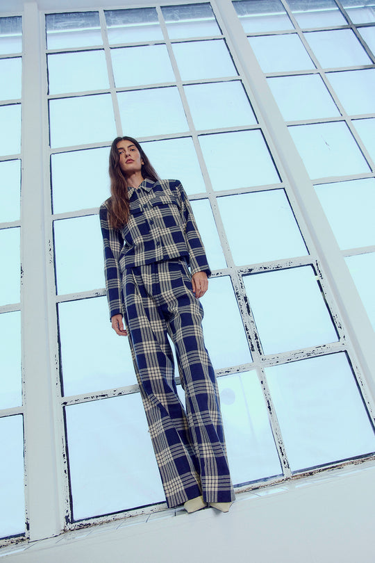 CMATALIE – KURZE JACKE MIT KAROMUSTER IN WEISS UND BLAU