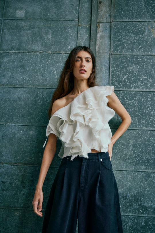 CMTILLY - ONE-SHOULDER BLUSE MIT RÜSCHEN IN WOLLWEISS