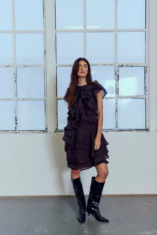 CMTILLY – RÜSCHENKLEID IN BRAUN