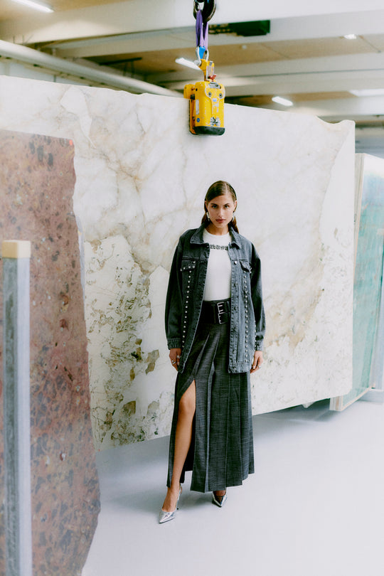 CMCHARLEE - LANGE DENIMJACKE MIT STRASSSTEINEN IN GRAU