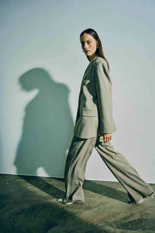 CMTAILOR – HOCHGESCHNITTENE HOSE MIT WEITEM BEIN IN SAND