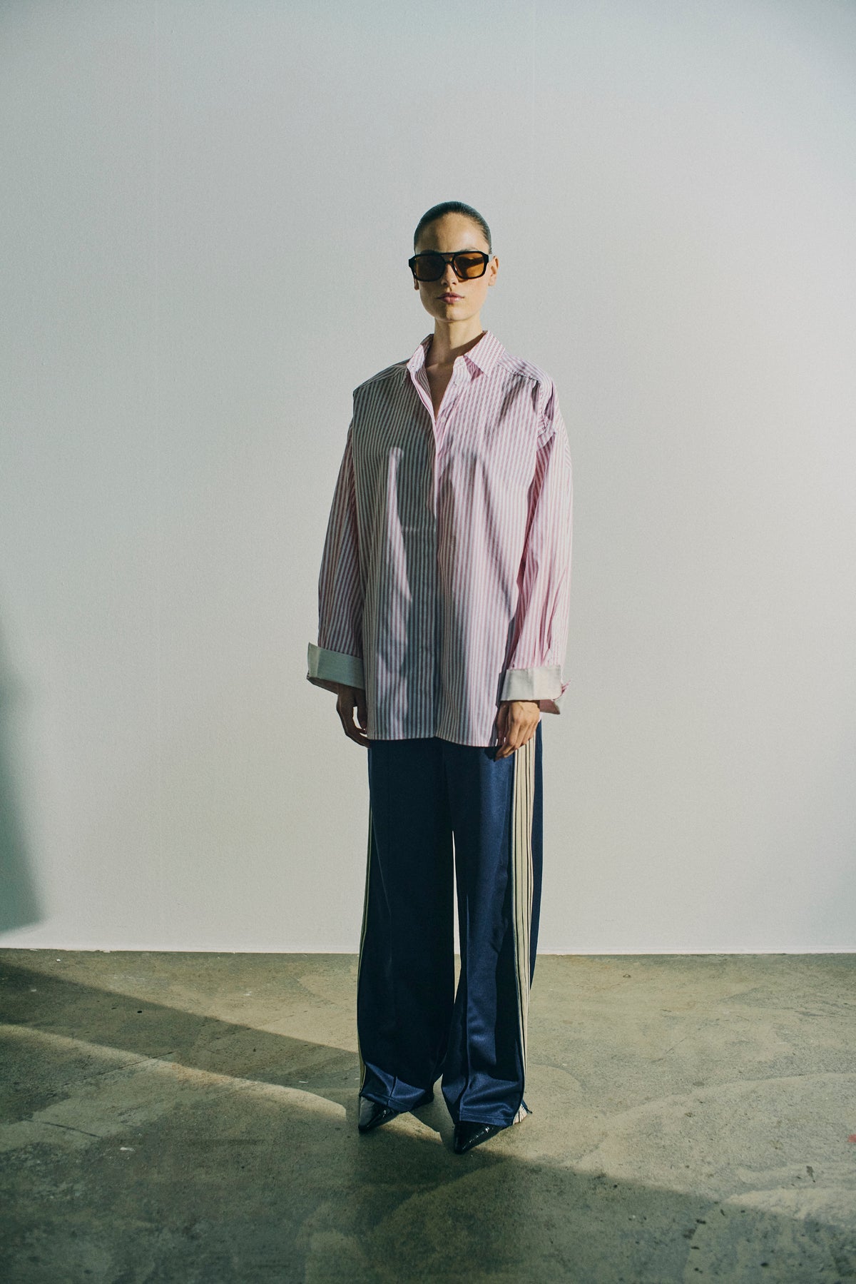 CMMARYANN – OVERSIZE-HEMD IN GESTREIFT WEISS UND ROT