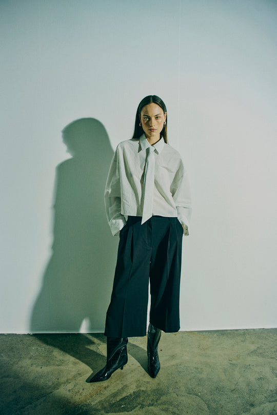 CMPIPER – KURZES SHIRT MIT ABNEHMBARER SCHLEIFE IN WEISS