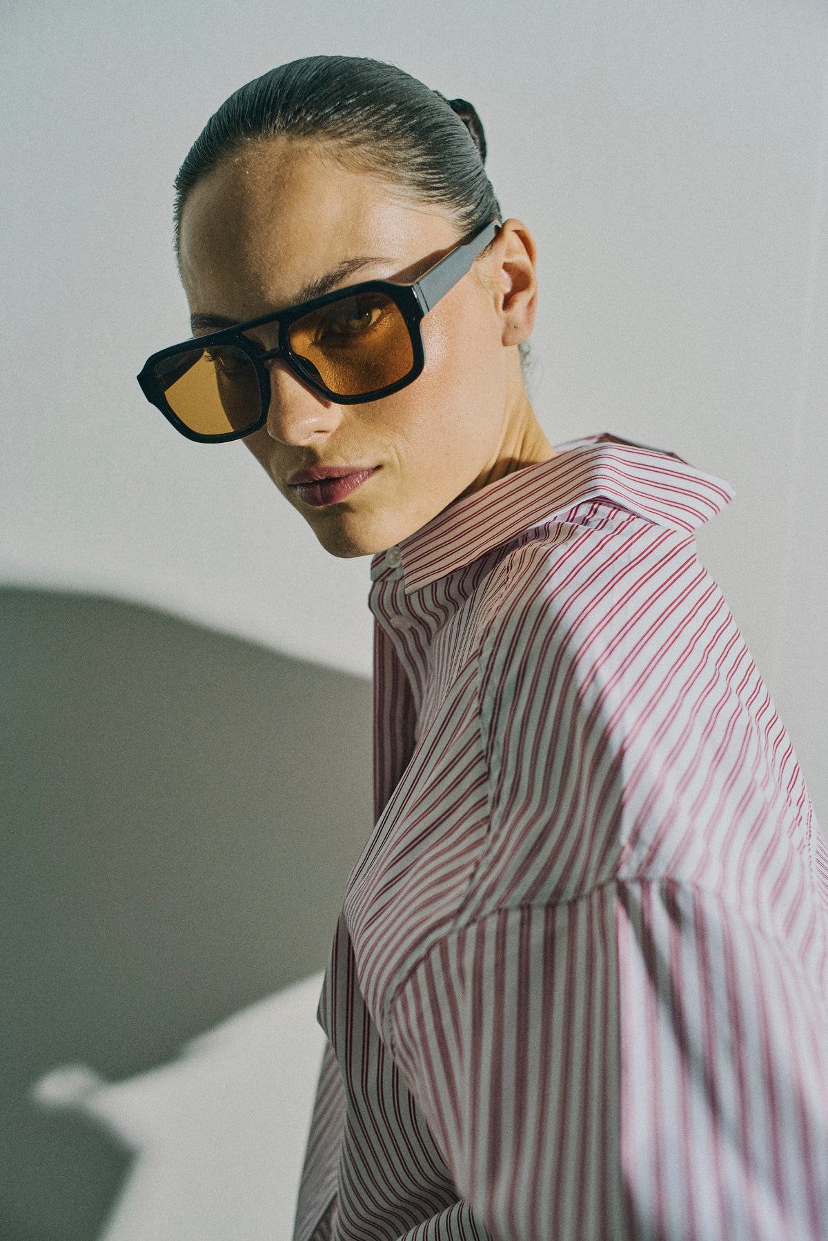 CMMARYANN – OVERSIZE-HEMD IN GESTREIFT WEISS UND ROT