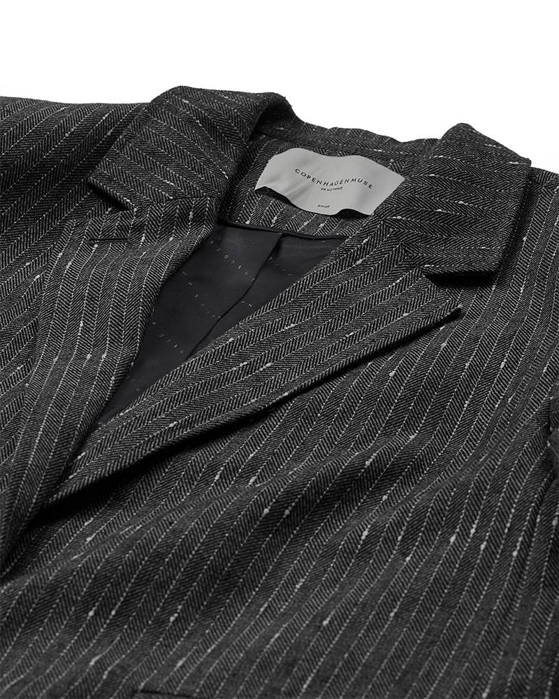 CMTRINA – BLAZER MIT HERINGSBARTMUSTER UND NADELSTREIFEN IN GRAU