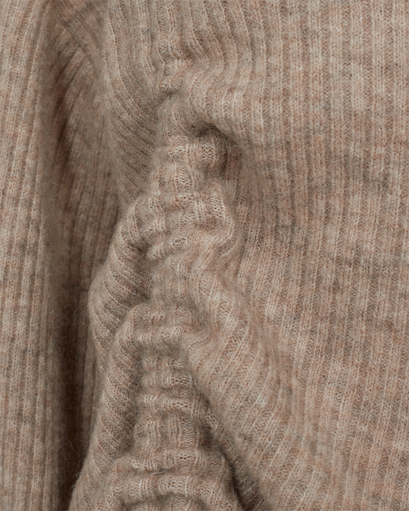 CMIBRA - RIPPSTRICKPULLOVER MIT RÜSCHENDETAILS IN BEIGE