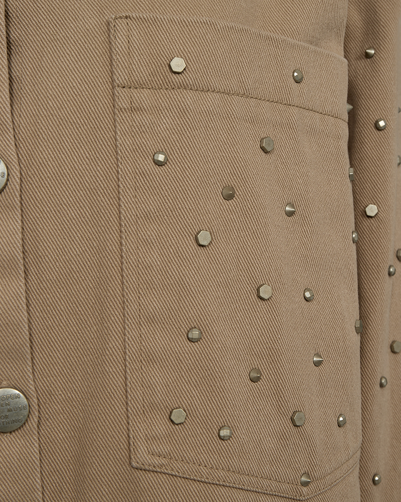 CMMETEOR - JEANSJACKE MIT NIETEN IN BEIGE