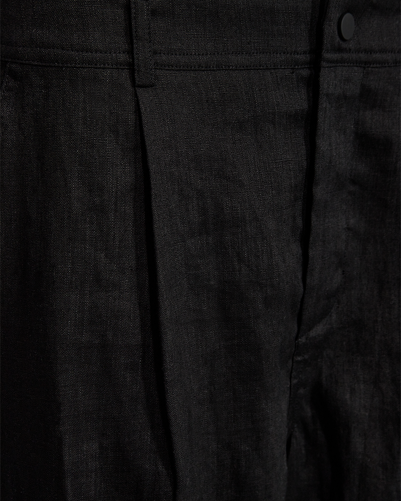 CMNATULI - HOCH TAILLIERTE SHORTS IN SCHWARZ