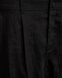 CMNATULI - HOCH TAILLIERTE SHORTS IN SCHWARZ