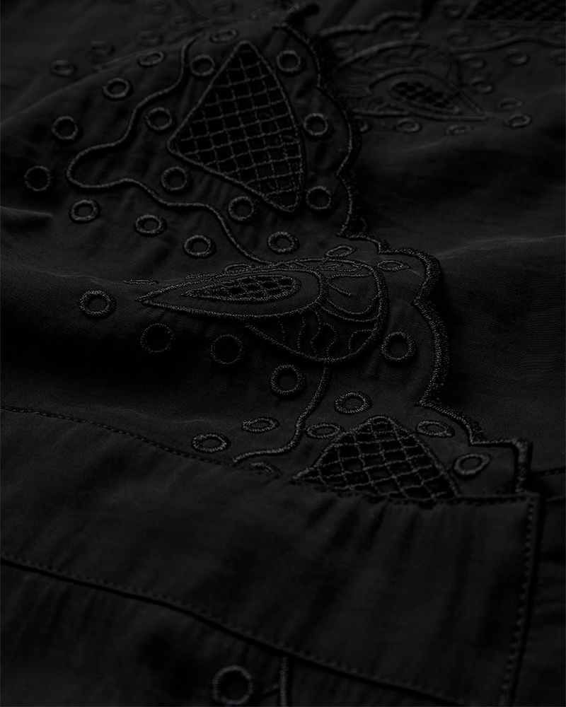 CMMADELYN - KLEID MIT PEEKABOO-SPITZEN IN SCHWARZ