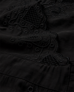 CMMADELYN - KLEID MIT PEEKABOO-SPITZEN IN SCHWARZ