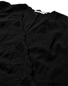 CMMADELYN - KLEID MIT PEEKABOO-SPITZEN IN SCHWARZ