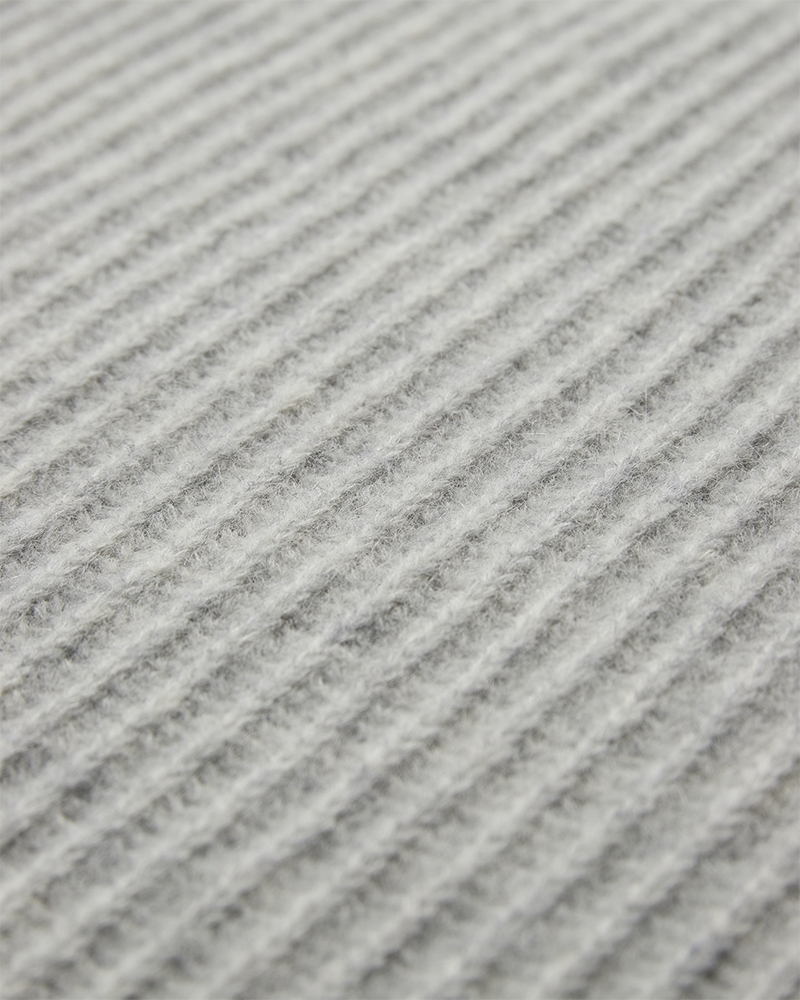 CMNUGGY - RIBBESTRICKTE WESTE IN GRAU