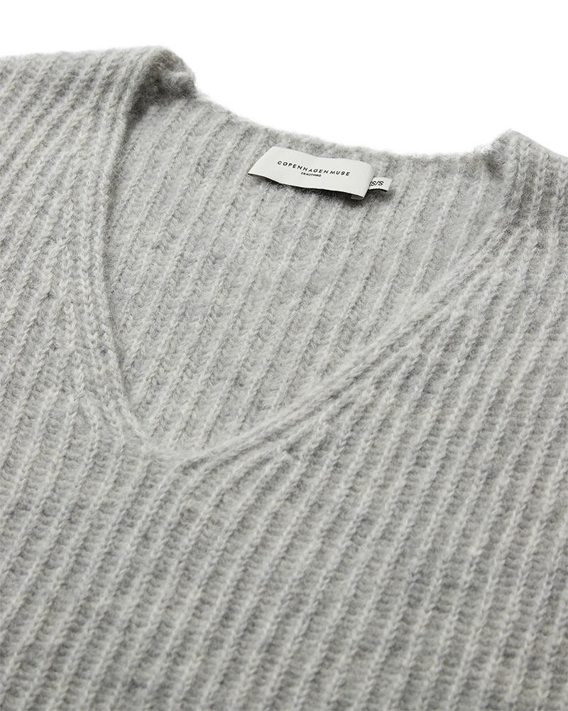 CMNUGGY - RIBBESTRICKTE WESTE IN GRAU