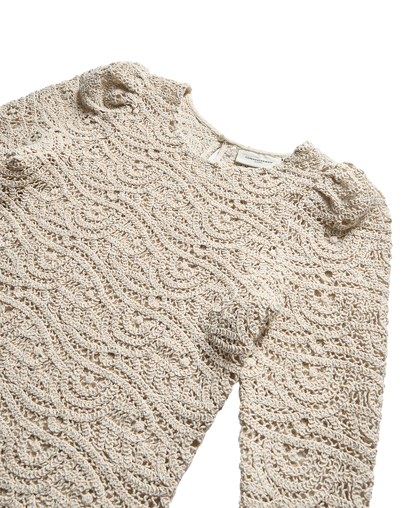 CMKARLA - GEHÄKELTE BLUSE IN BEIGE