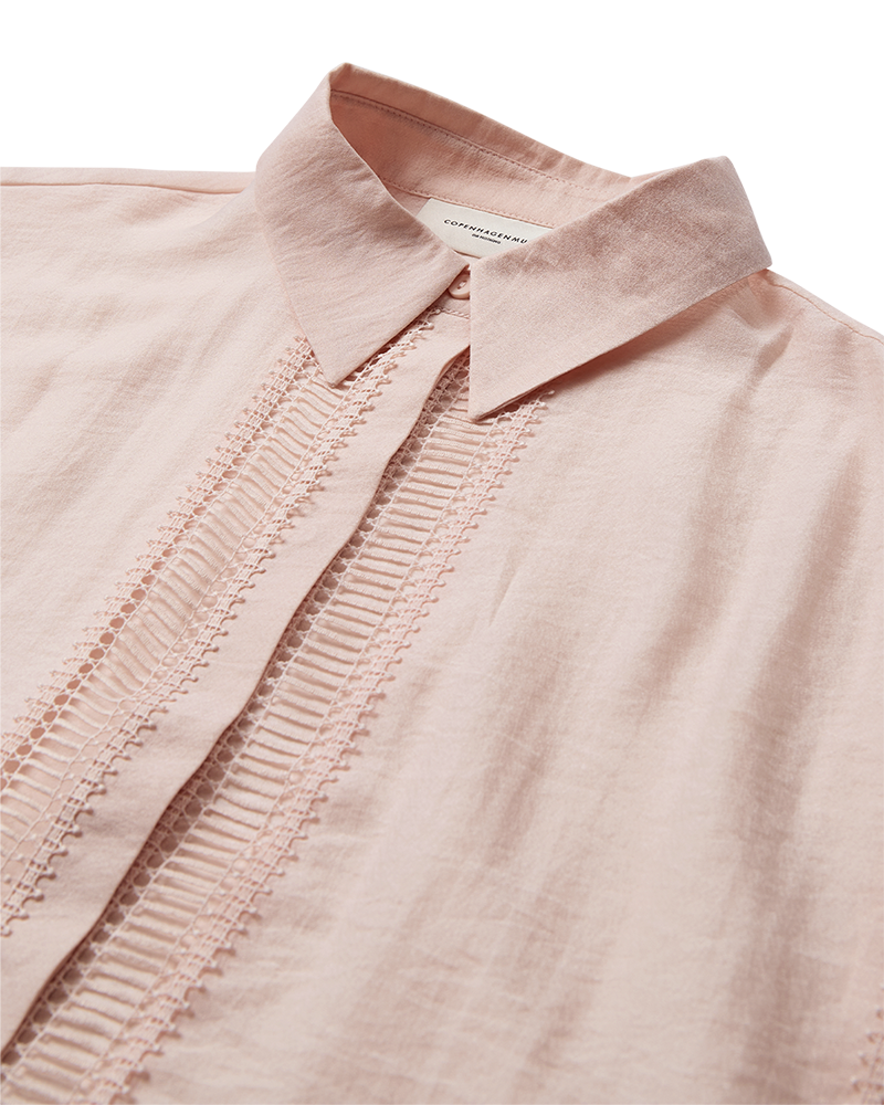 CMMOLLY - HEMD MIT CUT-AND-SEW SPITZE IN PUDER