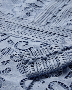 CMLANLY - KLEID MIT SPITZE IN BLAU