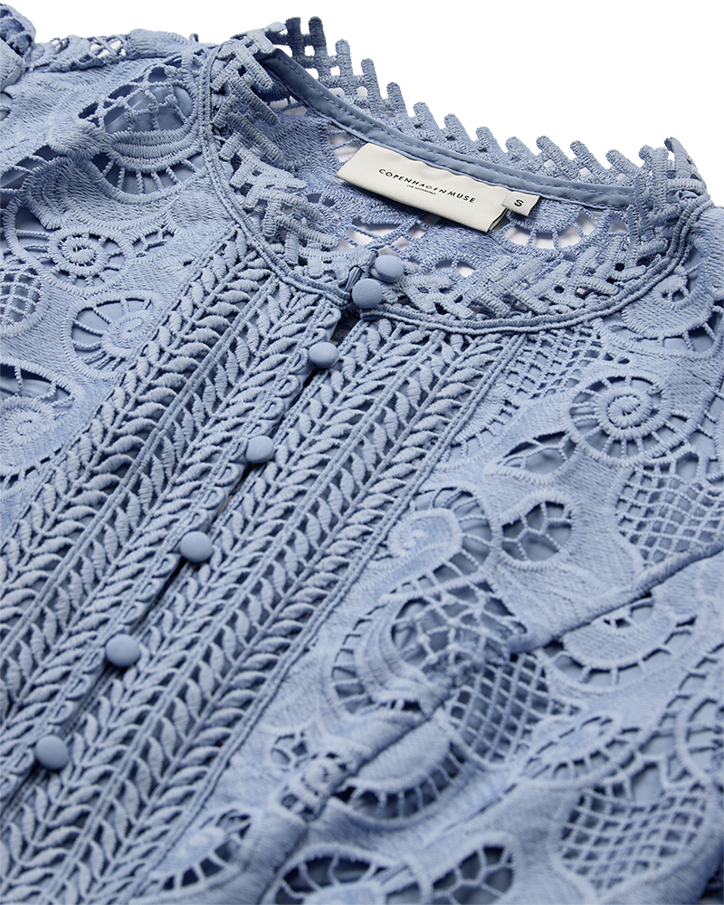 CMLANLY - KLEID MIT SPITZE IN BLAU