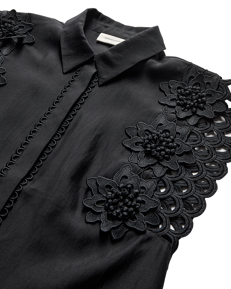 CMMOLLY - HEMD MIT SPITZE UND HANDGENÄHTEN BLUMEN IN SCHWARZ