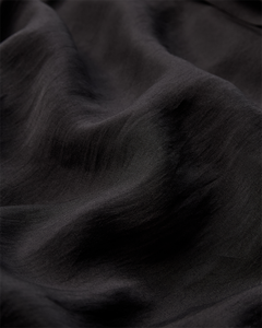 CMMOLLY - OFF-SHOULDER KLEID MIT RÜSCHENBESATZ IN SCHWARZ