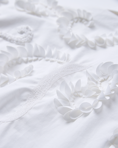 CMVATAN – HEMD MIT HANDGESTICKTEN DETAILS IN WEISS
