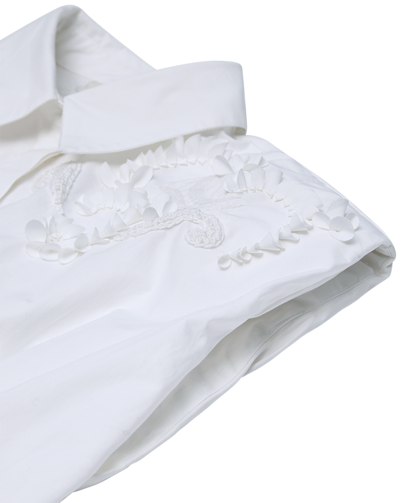 CMVATAN – HEMD MIT HANDGESTICKTEN DETAILS IN WEISS