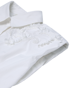 CMVATAN – HEMD MIT HANDGESTICKTEN DETAILS IN WEISS