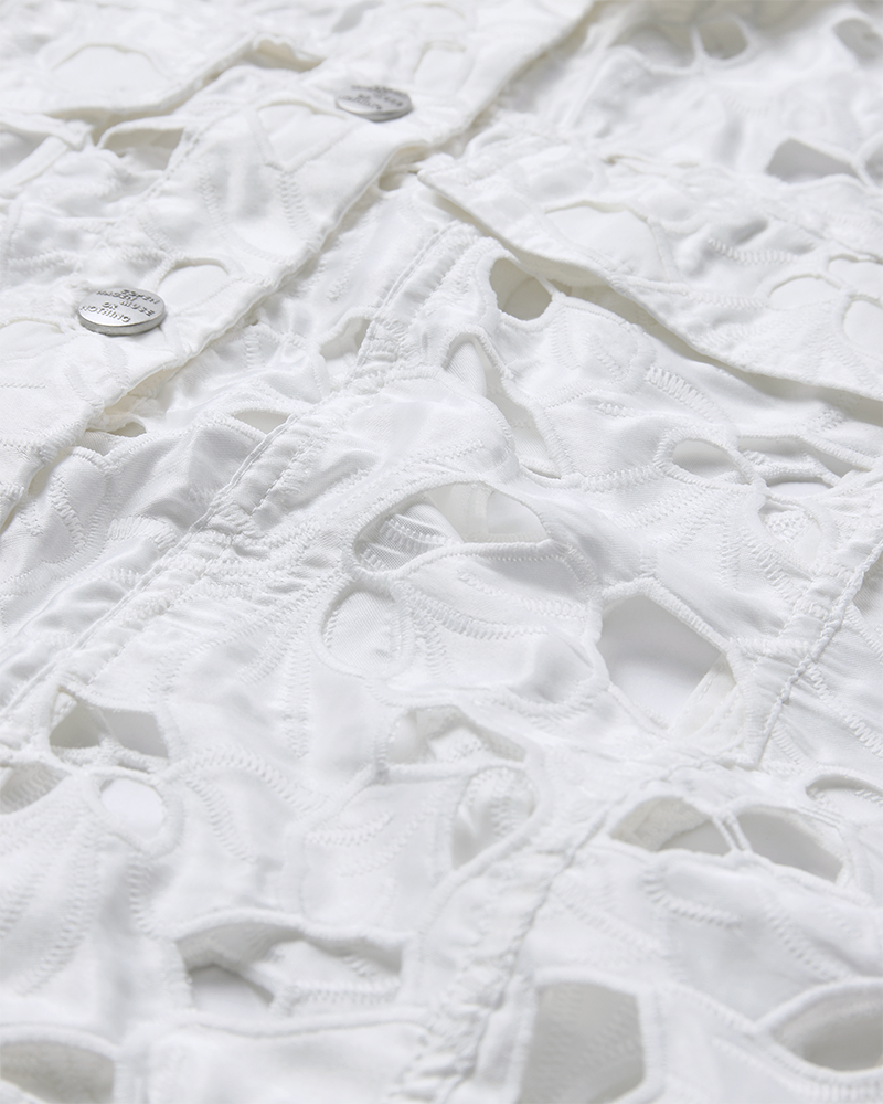 CMNOTRA – JACKE MIT LOCHMUSTER IN WEISS