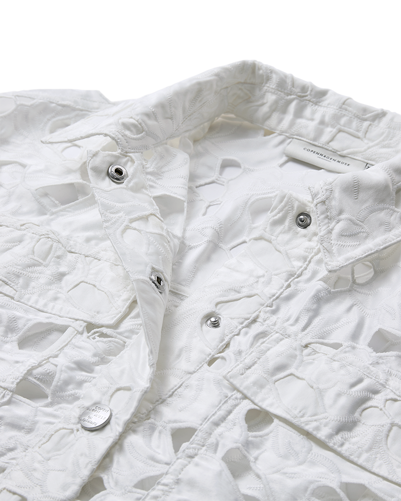 CMNOTRA – JACKE MIT LOCHMUSTER IN WEISS