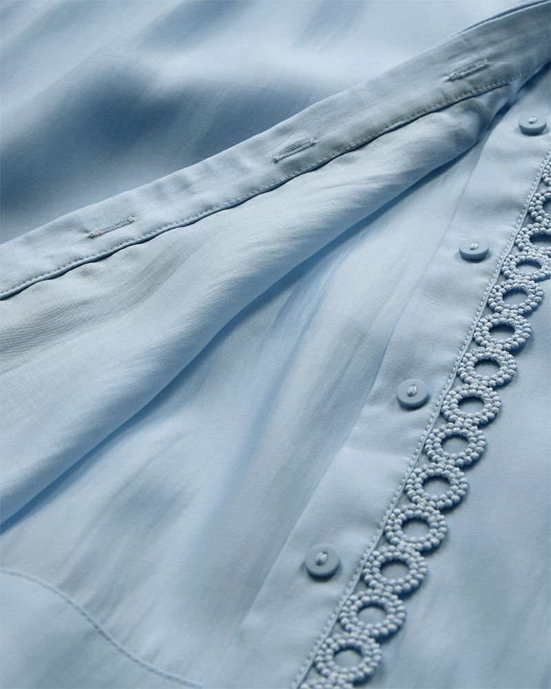 CMMOLLY – HEMD MIT CUT-AND-SEW-SPITZE IN BLAU