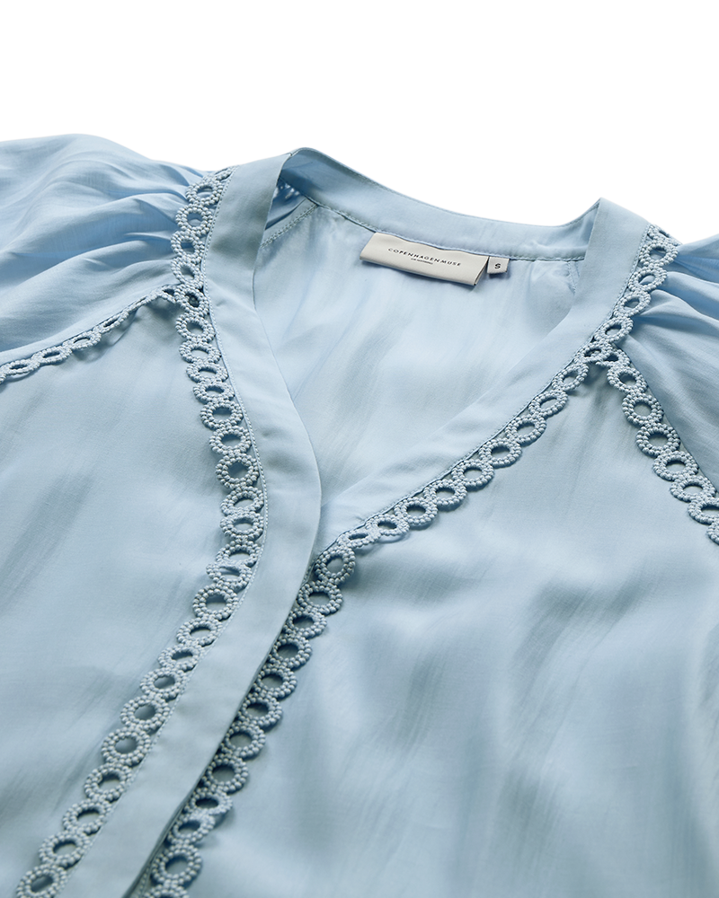 CMMOLLY – HEMD MIT CUT-AND-SEW-SPITZE IN BLAU
