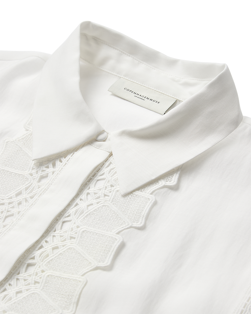 CMMOLLY – HEMD MIT CUT-AND-SEW-SPITZE IN WEISS