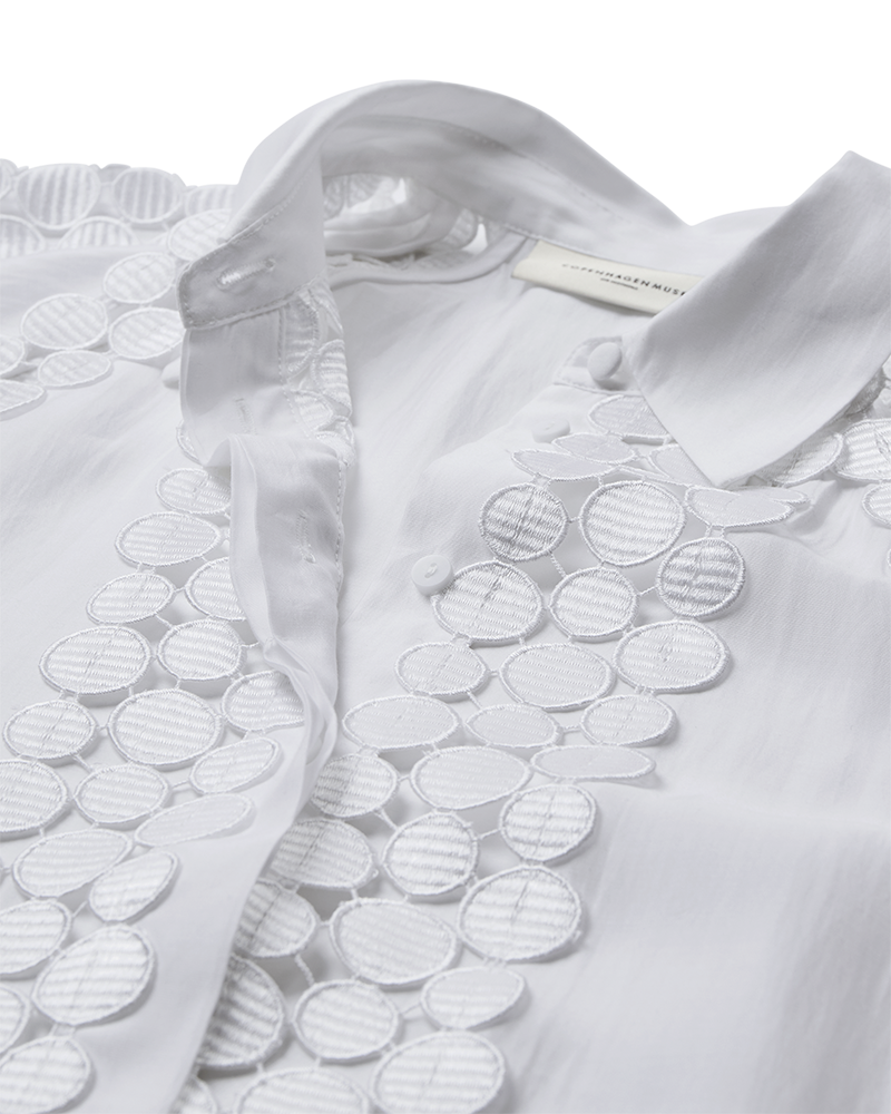CMMOLLY – HEMD MIT CUT-AND-SEW-SPITZE IN WEISS
