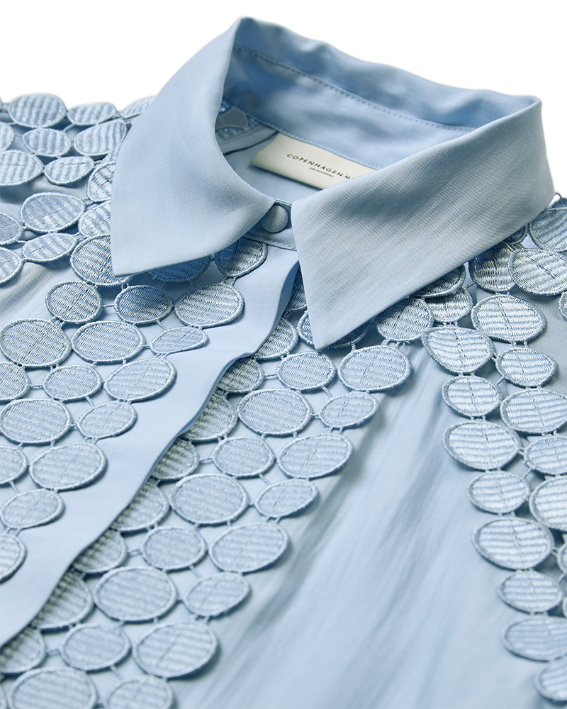 CMMOLLY – HEMD MIT CUT-AND-SEW-SPITZE IN BLAU