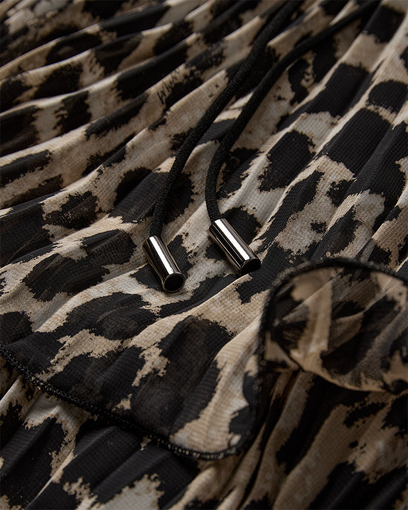 CMKIRA – PLISSIERTES KLEID MIT RÜSCHEN IN LEOPARD