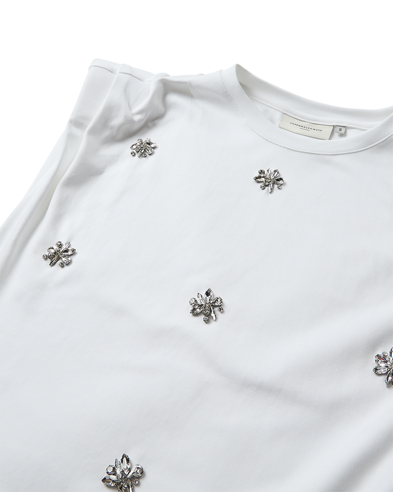 CMMUSE – T-SHIRT MIT STRASSSTEINEN IN WEISS