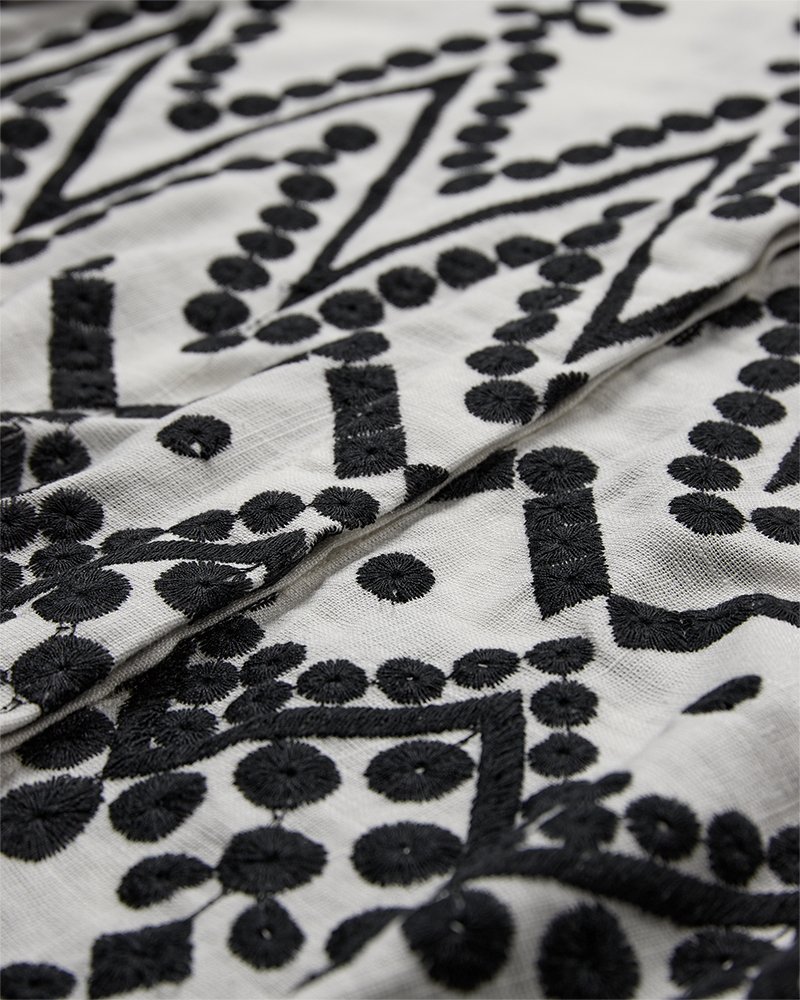 CMEMBROIDERY – HEMD MIT ALLOVER-STICKEREI IN WEISS UND SCHWARZ,WOLLWEISS