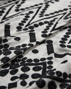 CMEMBROIDERY – HEMD MIT ALLOVER-STICKEREI IN WEISS UND SCHWARZ,WOLLWEISS