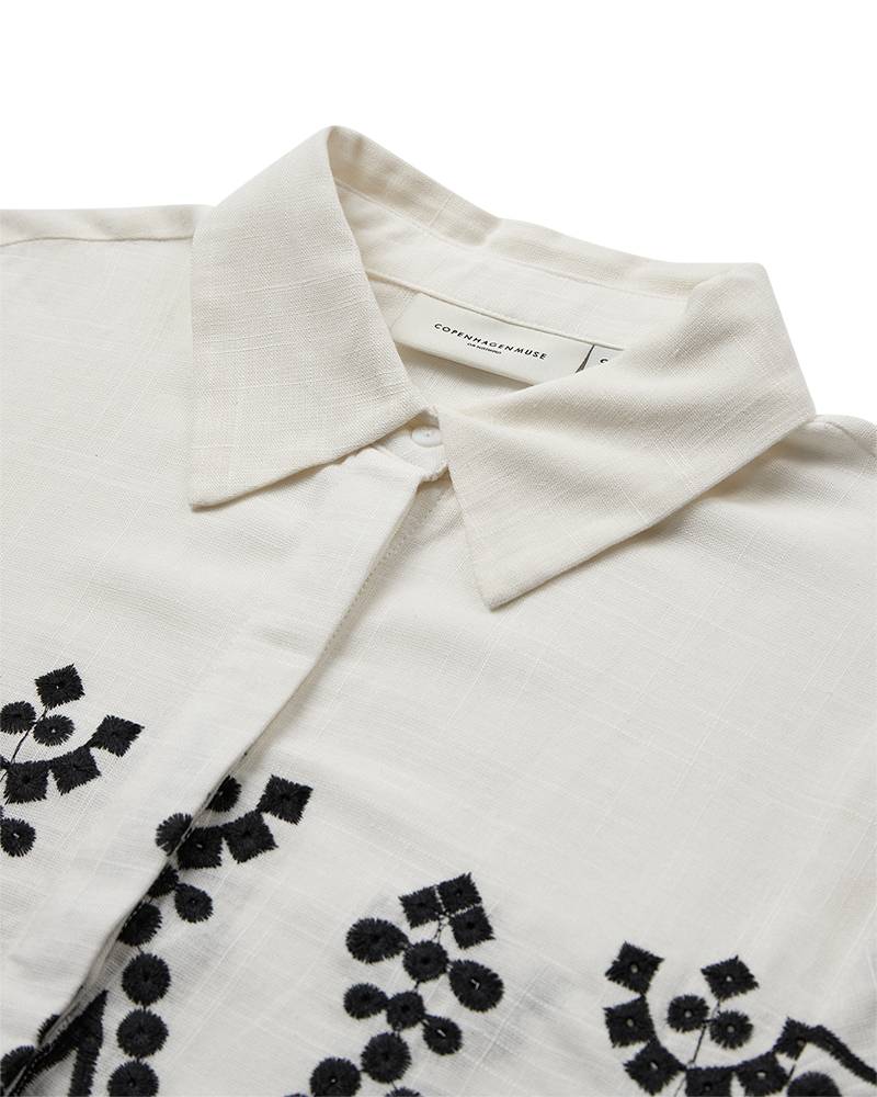 CMEMBROIDERY – HEMD MIT ALLOVER-STICKEREI IN WEISS UND SCHWARZ,WOLLWEISS
