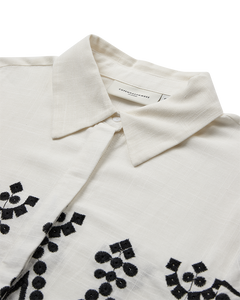 CMEMBROIDERY – HEMD MIT ALLOVER-STICKEREI IN WEISS UND SCHWARZ,WOLLWEISS