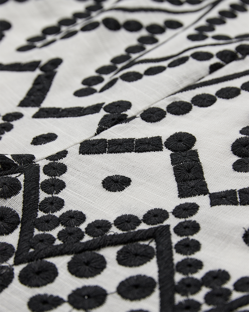CMEMBROIDERY - SHORTS MED ALLOVER BRODERI I HVID OG SORT