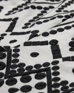 CMEMBROIDERY - SHORTS MED ALLOVER BRODERI I HVID OG SORT