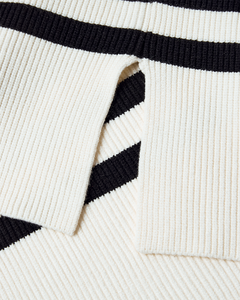 CMCOLIN – GERIPPTER PULLOVER IN WOLLWEISS UND SCHWARZ