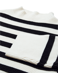 CMCOLIN – GERIPPTER PULLOVER IN WOLLWEISS UND SCHWARZ